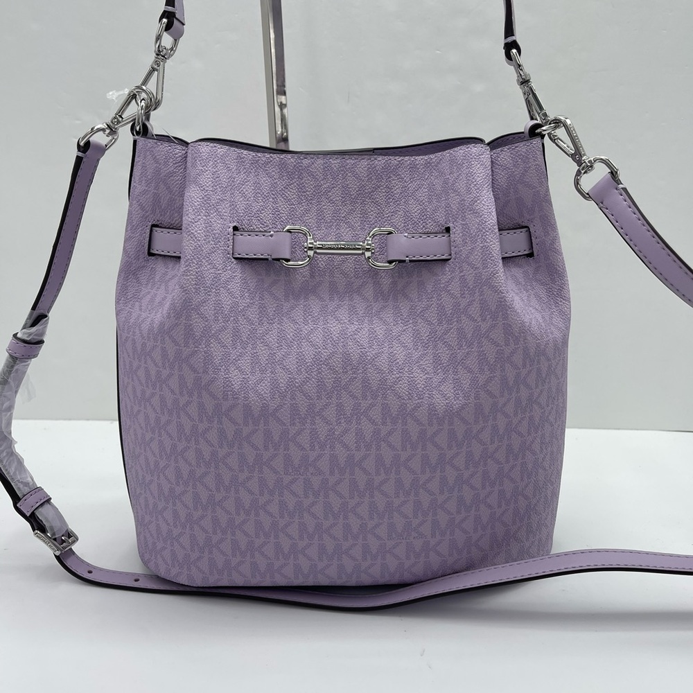 MICHAEL KORS Carson Md Sign Logo Convertible Bucket Cross Shoulder
Lt Quartz
NWT - Picture 16 of 16